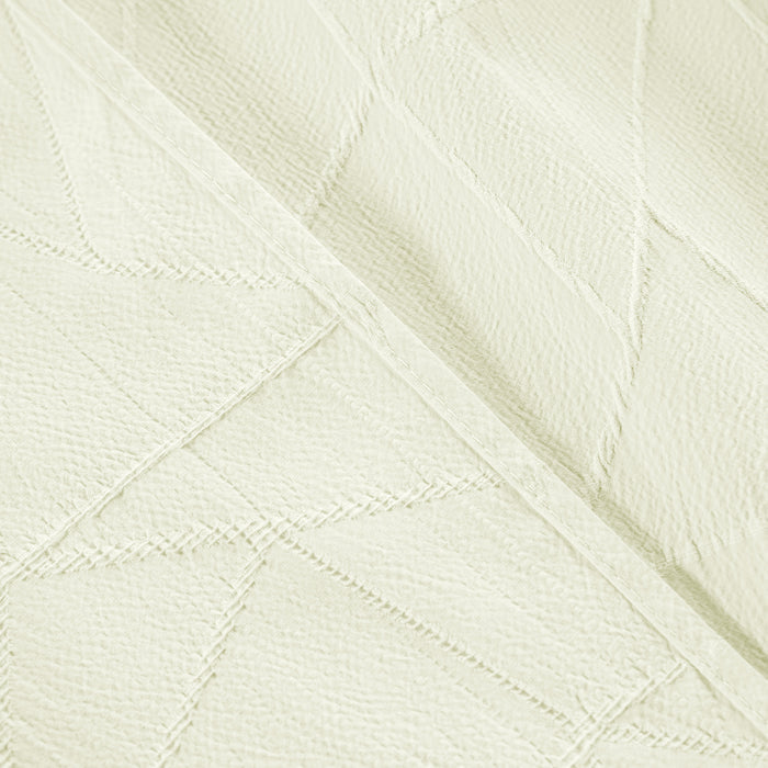 Embossed Geometric Jacquard 90"x132" Rectangle Tablceloth Ivory hemmed edge close up